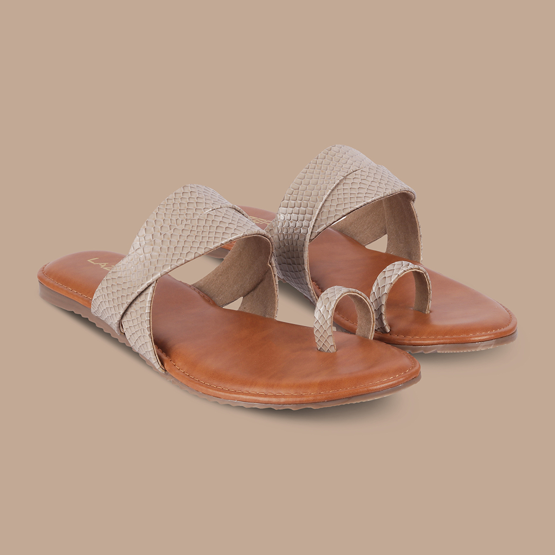 Strappy toe ring online sandals